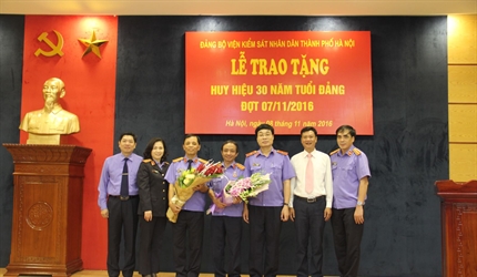 Viện KSND TP Hà Nội tổ chức Lễ trao tặng Huy hiệu 30 năm tuổi Đảng